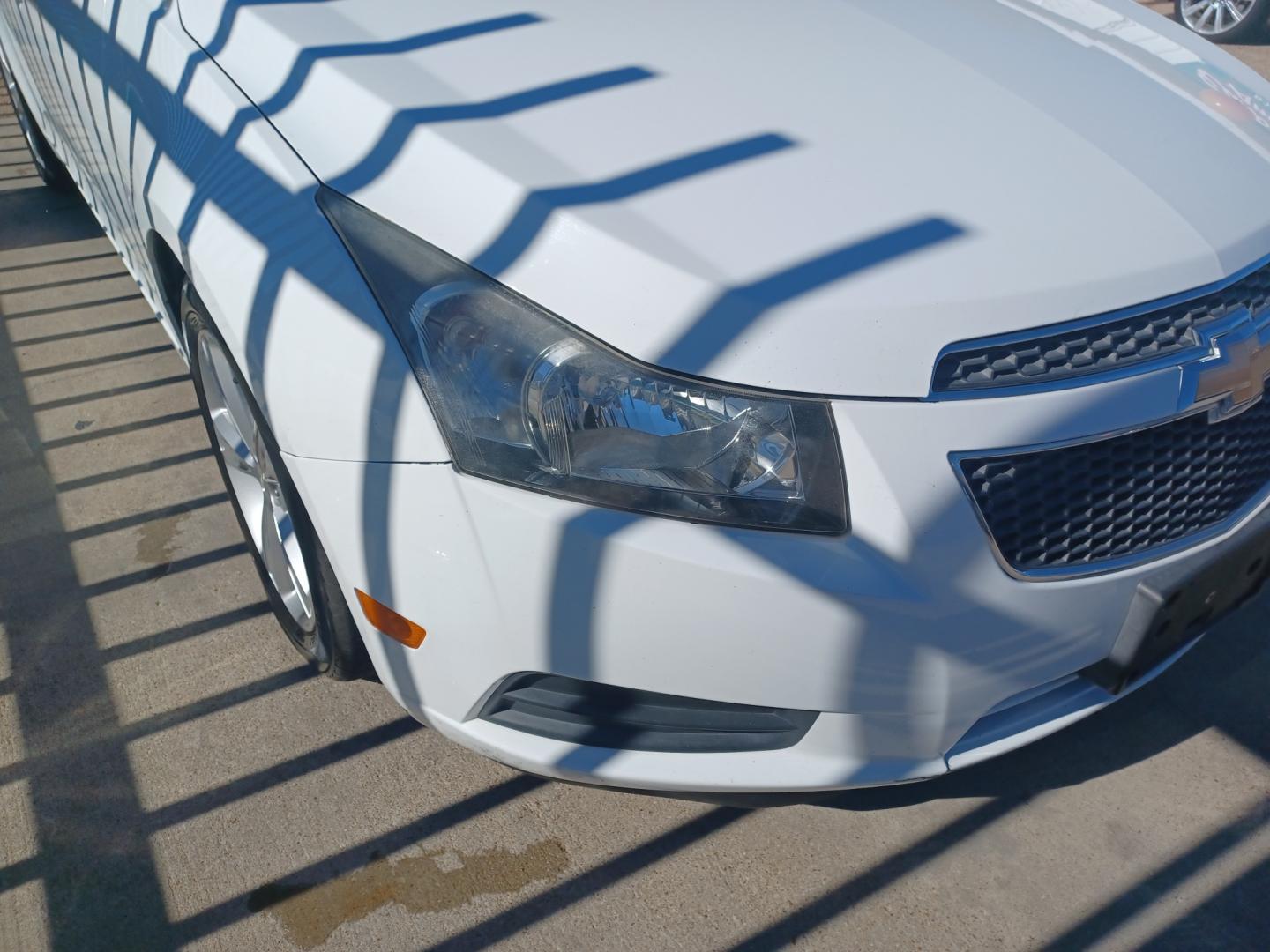 2014 WHITE /GRAY Chevrolet Cruze LT (1G1PE5SB0E7) with an 1.4L I4 TURBOCHARGER engine, AUTOMATIC 6-SPEED transmission, located at 2001 E. Lancaster, Ft. Worth, 76103, (817) 336-7000, 32.746181, -97.301018 - Photo#1